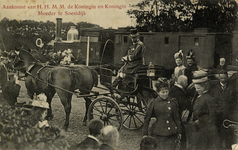 14329 Afbeelding van de aankomst per rijtuig van Koningin Wilhelmina en Koningin-moeder Emma bij station Soestdijk ...